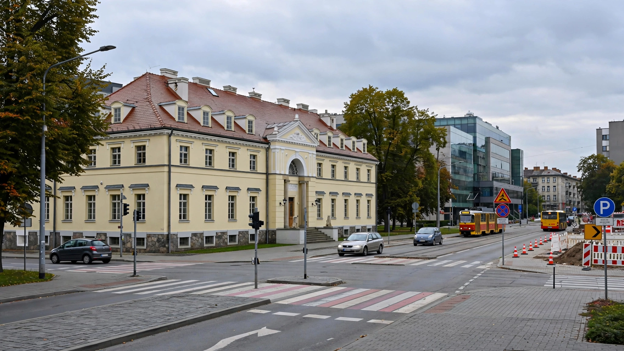 Zabytkowy pałac Teichfelda w centrum Pruszkowa, u zbiegu Alei Armii Krajowej i ulicy Bolesława Prusa
